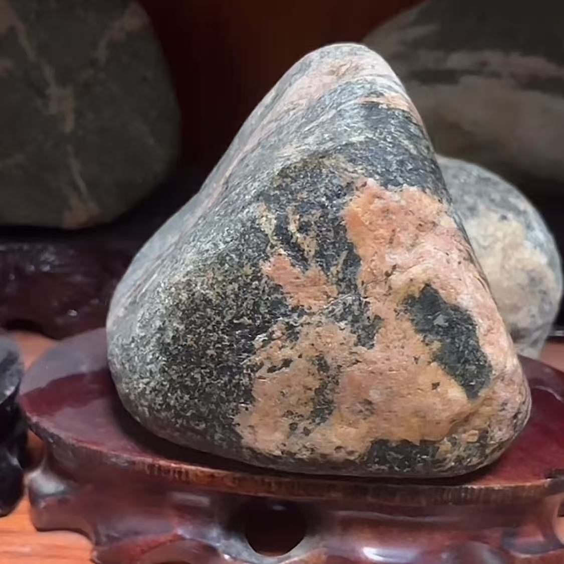 居家景观石怎么选？传统山水文化里靠山石的摆放与选购常识